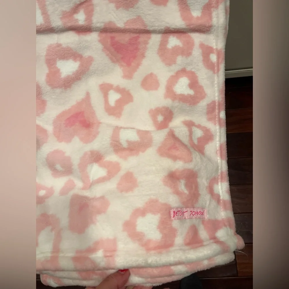Betsey Johnson Pink and White Plush Throw Blanket Valentine’s Day